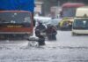 मुंबई में बारिश से चारों ओर पानी, 2 लोगों की हुई मौत मुंबई में बारिश