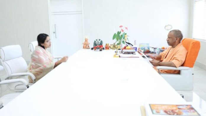 Pooja Pal meets Yogi Adityanath