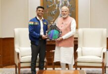 ऐतिहासिक अंतरिक्ष यात्रा के बाद PM मोदी से मिले शुभांशु शुक्ला Shubhanshu Shukla meets PM Modi