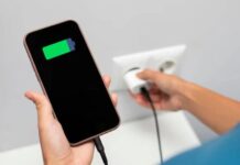फोन चार्जिंग में बरतें ये सावधानियां, वरना घट सकती है बैटरी लाइफ Mobile charging tips