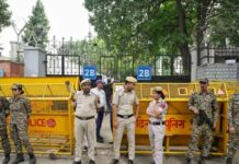 दिल्ली में 15 से अधिक छात्राओं ने स्वामी चैतन्यानंद सरस्वती पर लगाया छेड़छाड़ का आरोप, पुलिस ने छानबीन शुरू की