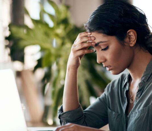 केवल ऑफिस का जिक्र और थक गए! Gen Z को सता रही बर्नआउट की नई बीमारी, वजह जानकर रह जाएंगे हैरान Just the mention of the office and they're already exhausted! Gen Z is suffering from a new burnout syndrome, and you'll be surprised to know the reason.