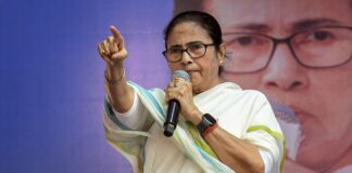 ममता बनर्जी का चुनाव आयोग पर बड़ा हमला, कहा- व्हाट्सएप से चल रहा EC