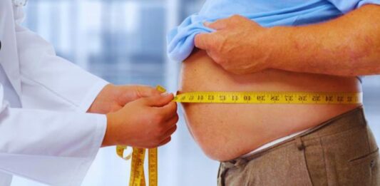 डाइट और जिम में घंटों पसीना बहाने के बाद भी वजन नहीं घट रहा? जानें क्या गलतियां कर रहे हैं आप? Are you still not losing weight despite your diet and hours spent sweating it out at the gym? Find out what mistakes you're making.