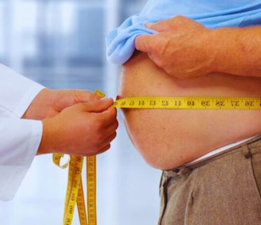 डाइट और जिम में घंटों पसीना बहाने के बाद भी वजन नहीं घट रहा? जानें क्या गलतियां कर रहे हैं आप? Are you still not losing weight despite your diet and hours spent sweating it out at the gym? Find out what mistakes you're making.