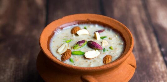 ईद की खुशियां दोगुनी! घर पर बनाएं रसीली फिरनी, मलाईदार और शाही टेस्ट वाली,7 स्टेप्स में आसान रेसिपी Double the Joy of Eid! Prepare Juicy Phirni at Home—Creamy and Royal in Taste—An Easy 7-Step Recipe.