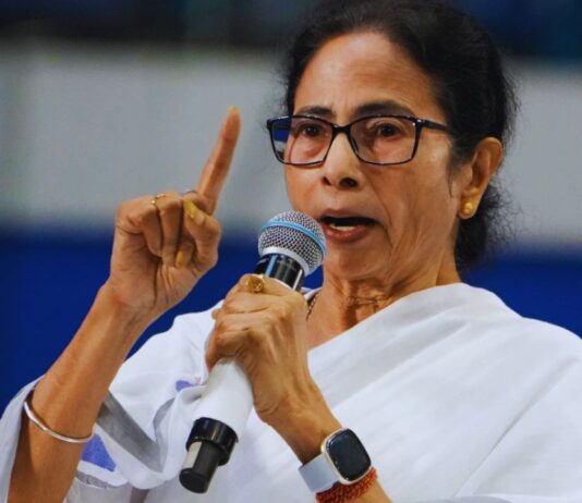 “बीजेपी सरकार बनी तो रसोई से मछली-अंडा गायब”: ममता का बंगाल में तंज "If BJP forms government, fish and eggs disappear from kitchen": Mamata's jibe in Bengal
