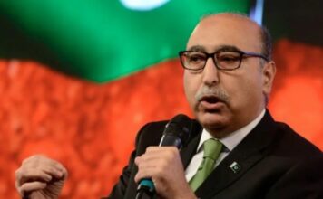 पाकिस्तान के पूर्व राजनयिक की भारत पर आपत्तिजनक टिप्पणी