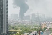 गाजियाबाद के इंदिरापुरम में लगी विकराल आग, धुएं ने ढक लिया पूरा इलाका Massive Fire Breaks Out in Ghaziabad's Indirapuram; Smoke Engulfs the Entire Area