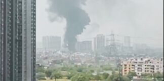 गाजियाबाद के इंदिरापुरम में लगी विकराल आग, धुएं ने ढक लिया पूरा इलाका Massive Fire Breaks Out in Ghaziabad's Indirapuram; Smoke Engulfs the Entire Area