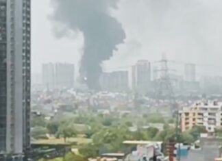 गाजियाबाद के इंदिरापुरम में लगी विकराल आग, धुएं ने ढक लिया पूरा इलाका Massive Fire Breaks Out in Ghaziabad's Indirapuram; Smoke Engulfs the Entire Area