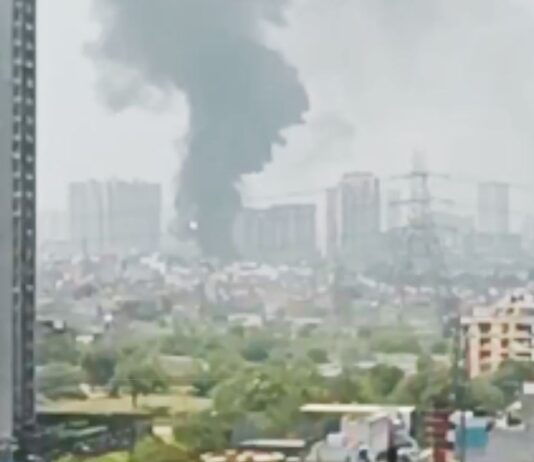 गाजियाबाद के इंदिरापुरम में लगी विकराल आग, धुएं ने ढक लिया पूरा इलाका Massive Fire Breaks Out in Ghaziabad's Indirapuram; Smoke Engulfs the Entire Area
