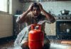 LPG सिलेंडर में गैस की जगह पानी, ग्राहक को लगा हजारों का झटका, वायरल हुआ वीडियो Water Pours Out of Gas Cylinder; Loss of ₹2,500; People Left Stunned After Watching Video