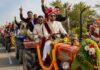 लग्जरी कार छोड़ ट्रैक्टर पर पहुंचा दूल्हा, वायरल वीडियो ने इंटरनेट पर मचाया धमाल Groom Ditches Luxury Car for a Tractor Viral Video Takes the Internet by Storm