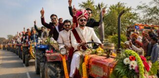 लग्जरी कार छोड़ ट्रैक्टर पर पहुंचा दूल्हा, वायरल वीडियो ने इंटरनेट पर मचाया धमाल Groom Ditches Luxury Car for a Tractor Viral Video Takes the Internet by Storm