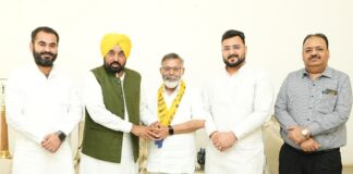 भगवंत मान की मौजूदगी में अनिल सेठी ने थामा AAP का दामन Anil Sethi joins AAP in presence of Bhagwant Mann