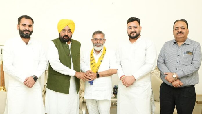 Anil Sethi joins AAP in presence of Bhagwant Mann
