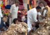 भजन गाते-गाते नोटों के ढेर में दबा सिंगर, इंटरनेट पर छाया द्वारका का वीडियो Singer buried under a pile of currency notes while singing bhajans, video from Dwarka goes viral on the internet