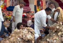 भजन गाते-गाते नोटों के ढेर में दबा सिंगर, इंटरनेट पर छाया द्वारका का वीडियो Singer buried under a pile of currency notes while singing bhajans, video from Dwarka goes viral on the internet