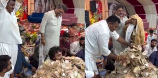 भजन गाते-गाते नोटों के ढेर में दबा सिंगर, इंटरनेट पर छाया द्वारका का वीडियो Singer buried under a pile of currency notes while singing bhajans, video from Dwarka goes viral on the internet