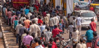 पेट्रोल-डीजल के दाम बढ़ने के बाद रायपुर से बीजापुर तक पंपों पर लगी लोगों की भीड़