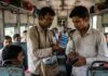 सावधान! ट्रेन में Samsung-Vivo बताकर बेचे जा रहे फर्जी पॉवरबैंक, वायरल वीडियो देख उड़ जाएंगे होश Beware Fake power banks are being sold on trains claiming to be Samsung or Vivo the viral video will shock you