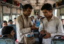 सावधान! ट्रेन में Samsung-Vivo बताकर बेचे जा रहे फर्जी पॉवरबैंक, वायरल वीडियो देख उड़ जाएंगे होश Beware Fake power banks are being sold on trains claiming to be Samsung or Vivo the viral video will shock you