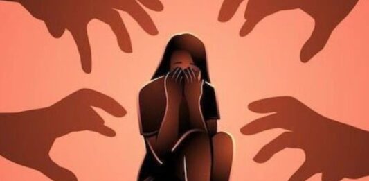 दो युवकों ने मदद के बहाने फंसाया, बेहोश कर महिला से सामूहिक दुष्कर्म का आरोप Two youths accused of gang raping a woman after rendering her unconscious under the pretext of offering help
