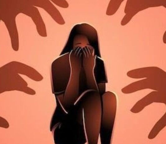 दो युवकों ने मदद के बहाने फंसाया, बेहोश कर महिला से सामूहिक दुष्कर्म का आरोप Two youths accused of gang raping a woman after rendering her unconscious under the pretext of offering help