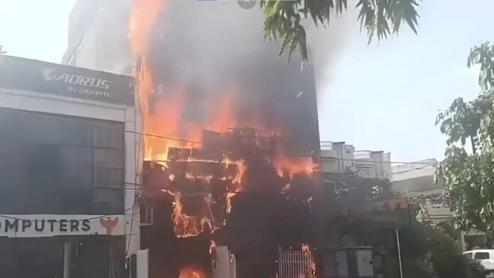 Untitled design (58) Massive fire breaks out coaching center Lucknow several people feared trapped