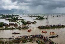 नेपाल में भारी बारिश से बिहार में बढ़ा बाढ़ का खतरा, उफान पर नदियां, हाई अलर्ट जारी Flood threat rises in Bihar due to heavy rain in Nepal rivers in spate, high alert issued