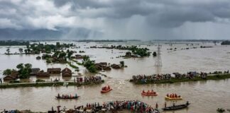 नेपाल में भारी बारिश से बिहार में बढ़ा बाढ़ का खतरा, उफान पर नदियां, हाई अलर्ट जारी Flood threat rises in Bihar due to heavy rain in Nepal rivers in spate, high alert issued
