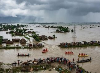 नेपाल में भारी बारिश से बिहार में बढ़ा बाढ़ का खतरा, उफान पर नदियां, हाई अलर्ट जारी Flood threat rises in Bihar due to heavy rain in Nepal rivers in spate, high alert issued
