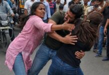 गर्लफ्रेंड संग घूम रहे पति के सामने अचानक आई पत्नी, बीच बाजार में हुई चप्पल-थप्पड़ों की बरसात jaipur wife caught husband with another woman