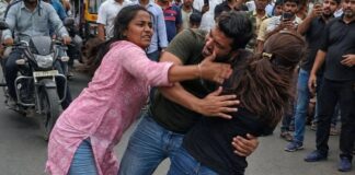 गर्लफ्रेंड संग घूम रहे पति के सामने अचानक आई पत्नी, बीच बाजार में हुई चप्पल-थप्पड़ों की बरसात jaipur wife caught husband with another woman