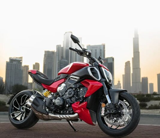 Ducati Diavel V4 Black Roadster हुई लॉन्च, ₹30 लाख में मिलेगी सुपरबाइक का दमदार अनुभव Five-storey building collapses in Delhi's Rohini amidst heavy rain; fears that several people are trapped.