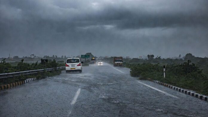 Waterlogging on NH 24 near Ghazipur check updates before traveling on Delhi Ghaziabad route Waterlogging on NH 24 near Ghazipur check updates before traveling on Delhi Ghaziabad route