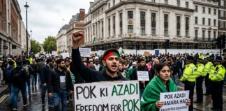 लंदन में हाई कमीशन के बाहर PoK को लेकर जोरदार प्रदर्शन, ‘आजादी’ के नारों से गूंजा इलाका Massive protest over PoK outside the High Commission in London area echoes with slogans of Azadi