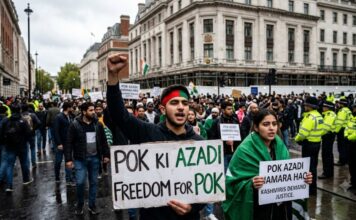 लंदन में हाई कमीशन के बाहर PoK को लेकर जोरदार प्रदर्शन, ‘आजादी’ के नारों से गूंजा इलाका Massive protest over PoK outside the High Commission in London area echoes with slogans of Azadi