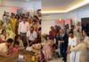 रोमांटिक अंदाज में नजर आए आमिर खान, गौरी को किया Kiss, सोशल मीडिया पर छाया वीडियो Aamir Khan showers love on Gauri kisses the new bride video goes viral