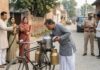 Viral Video: दूध सप्लाई से पहले डिब्बे में कई बार थूकता नजर आया दूधवाला, सामने आते ही हरकत में आई पुलिस Viral Video Milkman seen spitting into the container multiple times before delivery police swung into action after the video surfaced