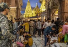 काशी विश्वनाथ मंदिर में अफरातफरी, PSC जवान की बंदूक से चली गोली, 3 श्रद्धालु घायल Chaos at Kashi Vishwanath Temple Gunshot fired from PSC jawan weapon 3 devotees injured