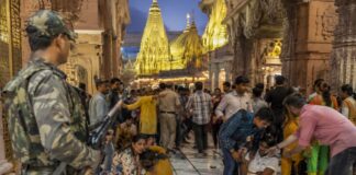 काशी विश्वनाथ मंदिर में अफरातफरी, PSC जवान की बंदूक से चली गोली, 3 श्रद्धालु घायल Chaos at Kashi Vishwanath Temple Gunshot fired from PSC jawan weapon 3 devotees injured