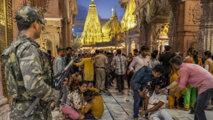 Chaos at Kashi Vishwanath Temple Gunshot fired from PSC jawan weapon 3 devotees injured Chaos at Kashi Vishwanath Temple Gunshot fired from PSC jawan weapon 3 devotees injured