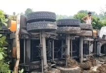 अररिया में बड़ा सड़क हादसा टला, बेकाबू ट्रक रेलिंग तोड़कर पलटा, ड्राइवर सुरक्षित Bihar truck accident