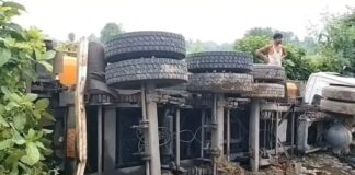 अररिया में बड़ा सड़क हादसा टला, बेकाबू ट्रक रेलिंग तोड़कर पलटा, ड्राइवर सुरक्षित Bihar truck accident