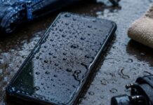 बारिश में फोन भीग गया? भूलकर भी न करें ये 4 गलतियां, वरना होगा भारी नुकसान Phone Water Damage