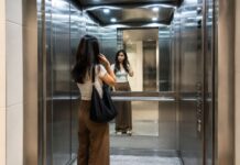 लिफ्ट का शीशा सिर्फ चेहरा देखने के लिए नहीं, इसके पीछे है बड़ा कारण Elevator Mirror