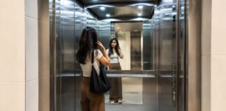 लिफ्ट का शीशा सिर्फ चेहरा देखने के लिए नहीं, इसके पीछे है बड़ा कारण Elevator Mirror
