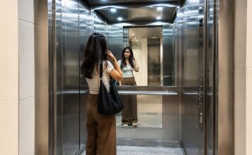लिफ्ट का शीशा सिर्फ चेहरा देखने के लिए नहीं, इसके पीछे है बड़ा कारण Elevator Mirror